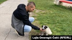 Almir Agić sa psom u parku u Ilijašu, gradiću u blizini Sarajeva u kojem živi sa majkom