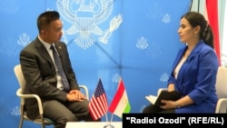 Посол США в Таджикистане Мануэль П. Микаллер дает интервью журналисту Радио Озоди Сарвиноз Рухулло