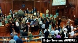 Përplasja e deputetëve gjatë seancës së jashtëzakonshme.