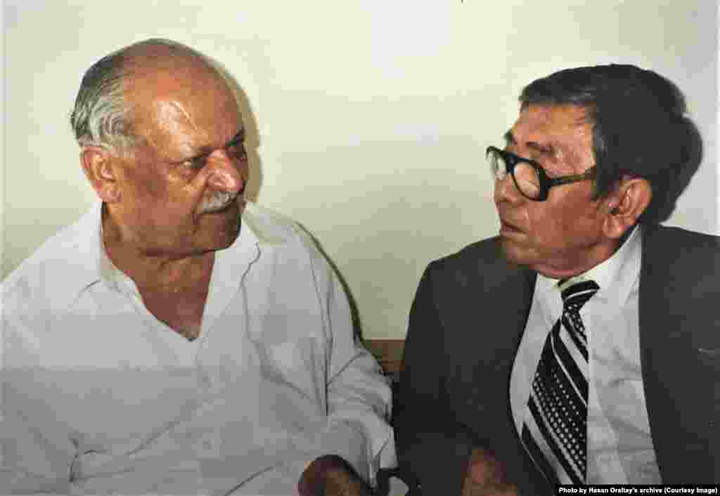 Азаттық радиосының қызметкері Баймырза Хаит (сол жақта) пен ақын Хамза Абдуллин. Алматы, 1995 жыл. Екеуі де Екінші дүниежүзілік соғыста тұтқынға түсіп, "Түркістан легионында" болған. Сурет Хасен Оралтайдың жеке қорынан алынды. 