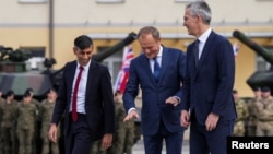Прем’єр-міністр Польщі Дональд Туск, прем’єр-міністр Великобританії Ріші Сунак і генеральний секретар НАТО Єнс Столтенберг зустрічаються на базі Варшавської бронетанкової бригади у Варшаві, Польща, 23 квітня 2024 року.