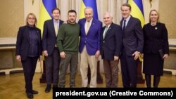 За повідомленням, у складі делегації були лідер демократичної більшості в Сенаті Конгресу США Чак Шумер, а також сенатори Річард Блюменталь, Джек Рід, Майкл Беннет і Меггі Гасан