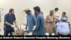 یو ډاکتر د مستونګ په روغتون کې د ژوبل کس درملنې پر مهال - د سېپټېمبر ۲۹مې انځور.