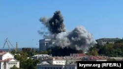 Клубы дыма над зданием штаба Черноморского флота России в Севастополе после ракетной атаки ВСУ, 22 сентября 2023 года