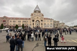 Люди поблизу будівлі парламенту Нагірного Карабаху після обрання нового президента анклаву. Степанакерт, 9 вересня 2023 року (ілюстраційне фото)