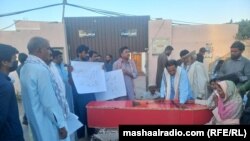 د مې پر ۲۶مه احتجاج کونکو د وژل شوي تن مړی د میرامشا پریس کلب مخې ته ایښی دی.