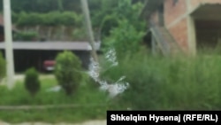 Pas përfundimit të protestës, vetura me të cilën udhëtonte ekipi i Radios Evropa e Lirë në Zubin Potok është sulmuar me eksploziv, që dyshohet se ka qenë bombë shokuese, nga banorë të zonës.