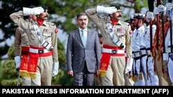 انوار الحق کاکړ د اګست پر ۱۴مه د پاکستان د لنډمهالي وزیراعظم په توګه دنده پیل کړه 