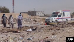 امنیتي چارواکي په مستونګ کې د چاودنې ځای معاینه کوي - د سېپټېمبر ۲۹مې انځور.