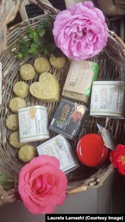 Produkte të prodhuara nga Laureta Lemezhi.