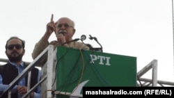 د پاکستان ايين ساتنې غورځنګ مشر، محمود خان اڅکزی د وينا په حال کې - انځور له ارشیفه 