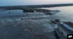 Момент руйнування контрольованої російською армією греблі Каховського водосховища. 6 червня 2023 року