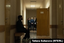 Igor Dodon și avocații săi așteaptă când judecătorii vor reveni în sala de judecată.