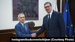 Presidenti i Serbisë, Aleksandar Vuçiq (djathtas) dhe ambasadori i Rusisë në Beograd, Aleksandar Bocan Harchenko. (Fotografi nga arkivi)