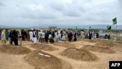 د بغلان ولایت په مرکزي بغلان ولسوالۍ کې خلکو وژل شوي کسان خاورو ته وسپارل - د مې ۱۱مې انځور.