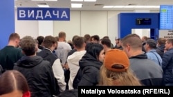 У ЄС не стали коментувати, чи підтримують це рішення української влади, не сказали й чи підлягатимуть депортації українські чоловіки, що опиняться на території ЄС із простроченими документами