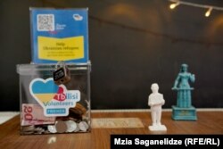 პირველ სართულზე აგროვებენ ფულს უკრაინელი ლტოლვილებისთვის