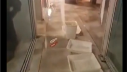 Prolaz na aerodromu kroz plastične kante 