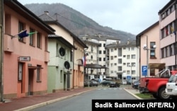 La Srebrenica nu există brutărie, una dintre cele două bănci e închisă, iar stația de autobuz nu a mai funcționat de cinci ani.