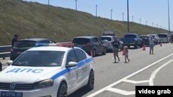 Тисячі автомобілів стоять у черзі на в'їзд на Керченський міст