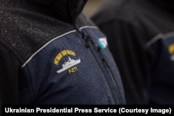 Detaje të xhaketës të veshur nga një anëtar i ekuipazhit të anijes Ivan Mazepa.