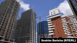 Komplekse banesash duke u ndërtuar në Prishtinë.