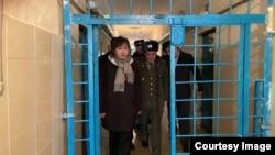 Акыйкатчы Жамиля Жаманбаева тергөө абактарын кыдыруу учурунда. Каракол. Ноябрь, 2023