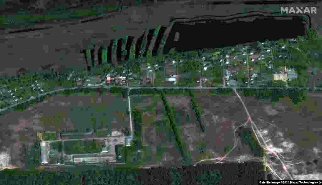 На снимке от 15 мая запечатлена деревня Корсунка, за которым следует изображение, показывающее воздействие наводнения