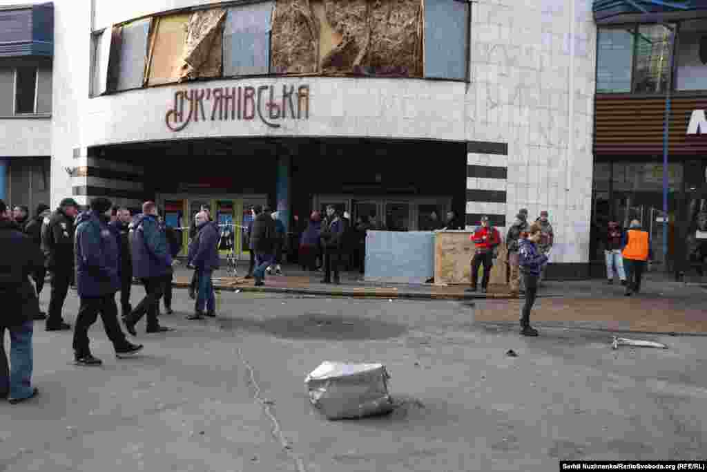 Вибухова хвиля від російського удару по Києву 29 грудня пошкодила станцію метро &laquo;Лук'янівську&raquo;, яка під час повітряної тривоги працює як укриття. &laquo;Це вже друге пошкодження цієї станції. Верхня частина зазнала ушкоджень, вона практично скляна&raquo;, &ndash; розповів перший заступник голови КМДА Микола Поворозник. Роботу станції відновили близько 10 ранку