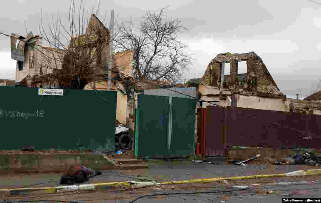 Filkina a murit pe strada Iablunska, o arteră lungă, acum celebră, de la marginea sudică a orașului Bucea, unde au fost descoperite și alte cadavre de civili, unele cu mâinile legate la spate. Primarul din Bucea spune că 400 de civili au fost uciși de forțele rusești. &nbsp;