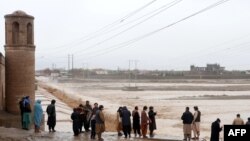 په هرات کې یوشمېر خلک تر سېلاب وروسته له هري رود سره نېږدې ولاړ دي - د مارچ ۱۲مې انځور.