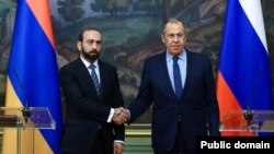 Министр иностранных дел России Сергей Лавров (справа) и министр иностранных дел Армении Арарат Мирзоян, Москва, 20 марта 2023 г.