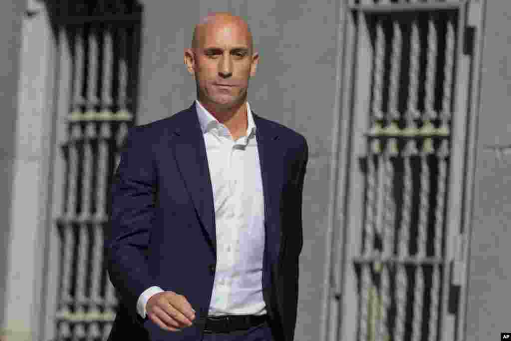 ШПАНИЈА -&nbsp;Поранешниот шпански фудбалски шеф Луис Рубиалес денеска доби три години суспензија од страна на ФИФА, откако на Светското првенство за жени присилно ја бакна во уста фудбалерката Џени Хермосо. Рубиалес првично беше суспендиран на 90 дена поради бакнување за време на доделувањето на медалите, откако Шпанија го освои Светското пренство за жени во Сиднеј на 20 август.