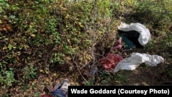 Trupat e pajetë të Gentiana Delijajt, 7 vjeçe, dhe Donjeta Delijajt, 5 vjeçe, si dhe të nënës së tyre, në vendin ku ishin ekzekutuar nga policia speciale serbe në mëngjesin e 26 shtatorit 1998, në fshatin Abri e Poshtme.