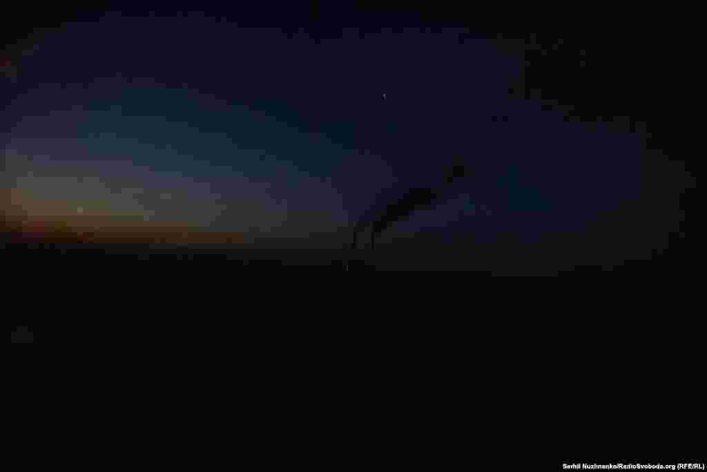 Близько п'ятої ранку, їдемо у Вугледар, на горизонті &ndash; труби Курахівської ТЕЦ