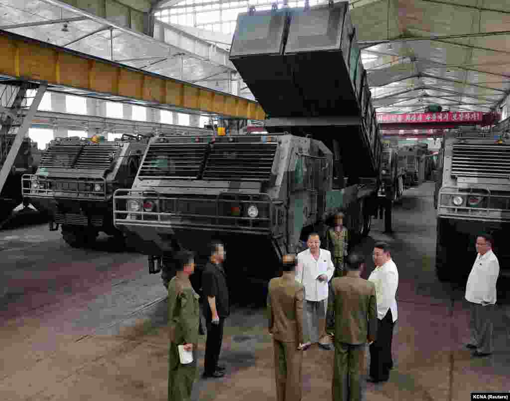 Liderul nord-coreean Kim Jong-un (al doilea în dreapta) inspectând vehiculele de lansare a rachetelor balistice cu rază scurtă de acțiune, într-o fotografie publicată la 14 august. Invazia pe scară largă a Rusiei în Ucraina a dus la distrugerea sau capturarea a mii de tancuri și vehicule blindate ale Moscovei. Kremlinul a pierdut, de asemenea, sute de rachete, lansatoare și alte sisteme de armament, precum și zeci de avioane de luptă și elicoptere. Kievul s-a confruntat cu pierderi de echipamente la fel de impresionante, în raport cu dimensiunea armatei sale, dar a fost sprijinit până acum cu echipamente militare occidentale în valoare de miliarde de dolari.