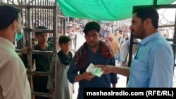 صف طولانی مردم برای رفت و آمد از دروازه تورخم 