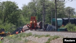 Вагони, що зійшли з рейок після аварії вантажного поїзда, що перевозив зерно, у Сімферопольському районі, Крим, 18 травня 2023 року