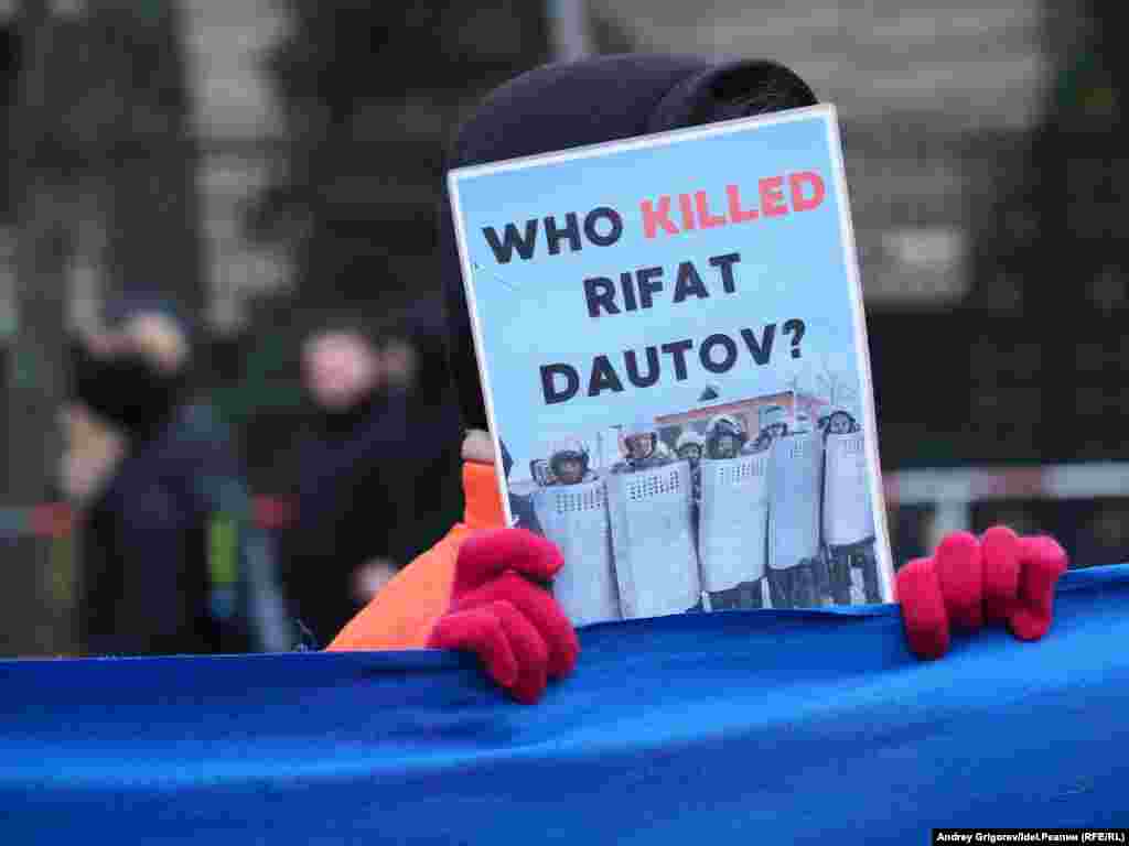 Рифат Даутов &mdash; 37-летний житель Башкортостана, ставший фигурантом так называемого "Баймакского дела". В январе 2024 года он был задержан по обвинению в участии в протестах в городе Баймак. А после погиб при доставлении в Уфу прямо в автозаке.&nbsp; Опираясь на результаты независимого исследования, адвокат семьи Даутова утверждает, что его могли жестоко избить во время этапирования в Баймак после задержания в Зианчуринском районе &mdash; через несколько часов он скончался от массивной внутренней кровопотери.&nbsp;