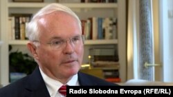 Ambasadori Christopher Hill.