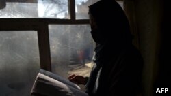 په کابل کې په کور کې ناسته زده کوونکې کتاب لولي - انځور له ارشیفه