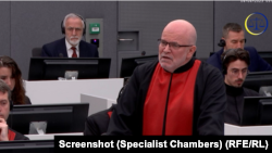 Avokati i Hashim Thaçit, Gregory Kehoe, gjatë ditës së dytë të gjykimit ndaj ish-krerëve të UÇK-së. Hagë, 4 prill 2023.