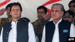 عمران خان صدراعظم سابق پاکستان (چپ) با شاه محمود قریشی وزیر خارجه اسبق این کشور که به تازگی هر کدام از سوی محکمه پاکستان به ده سال حبس محکوم شده اند. 