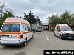 Ambulanțe în curtea Serviciului de Ambulanță Iași.