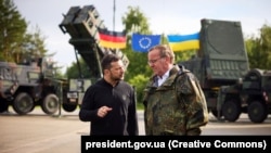 Президент України Володимир Зеленський і міністр оборони Німеччини Борис Пісторіус (праворуч) під час відвідин 21-ї зенітно-ракетної групи в місті Заніц, де українські військові тренуються для роботи на ЗРК Patriot, 12 червня 2024 року 