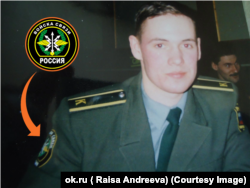 Cadetul Aleksandr Andreev în uniforma cu însemnele Forțelor de Comunicații subordonate Statului Major al Forțelor Armate ale Federației Ruse.