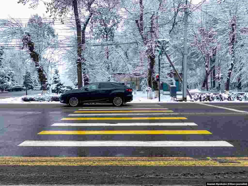 Кар жааганда айрым көчөлөрдө эл жана автоунаа азая түшөт.&nbsp;