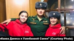 Данис Үзәнбаев (уртада) һәм Сания Үзәнбаева (уң якта) 