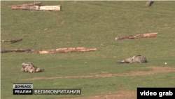 Тренування на умовному полі бою, де британські військові імітують наступи російської піхоти