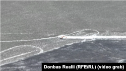 Російський трактор, який працює над зведенням оборонних споруд навіть в мороз